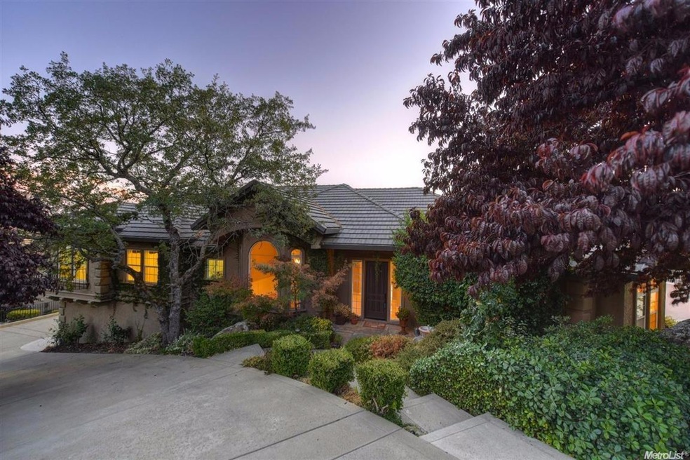 Please view Virtual Tour for more pictures.