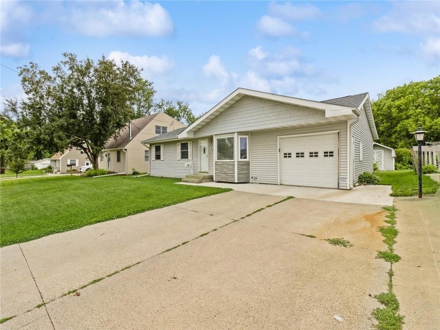 805 E 14th St N, Newton, IA 50208 - photo 1
