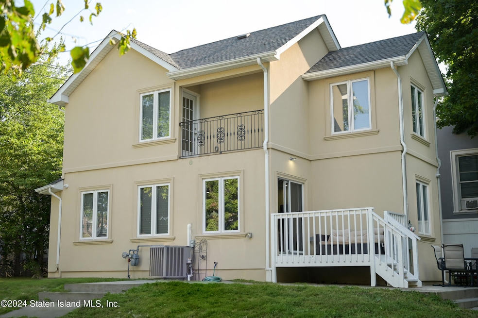 845 W Fingerboard Rd, Staten Island, NY 10305 - photo 1