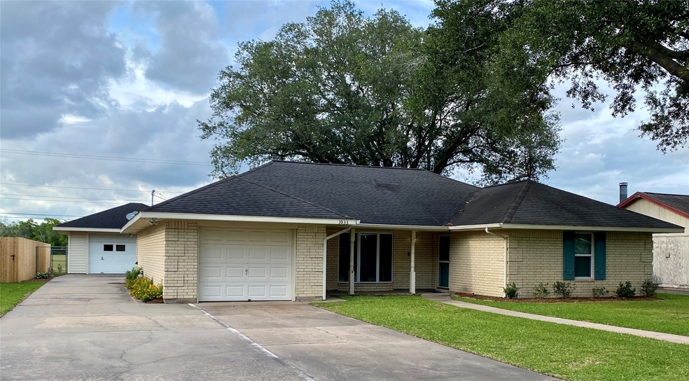 3933 Heatherglen St, Bay City, TX 77414 - photo 1