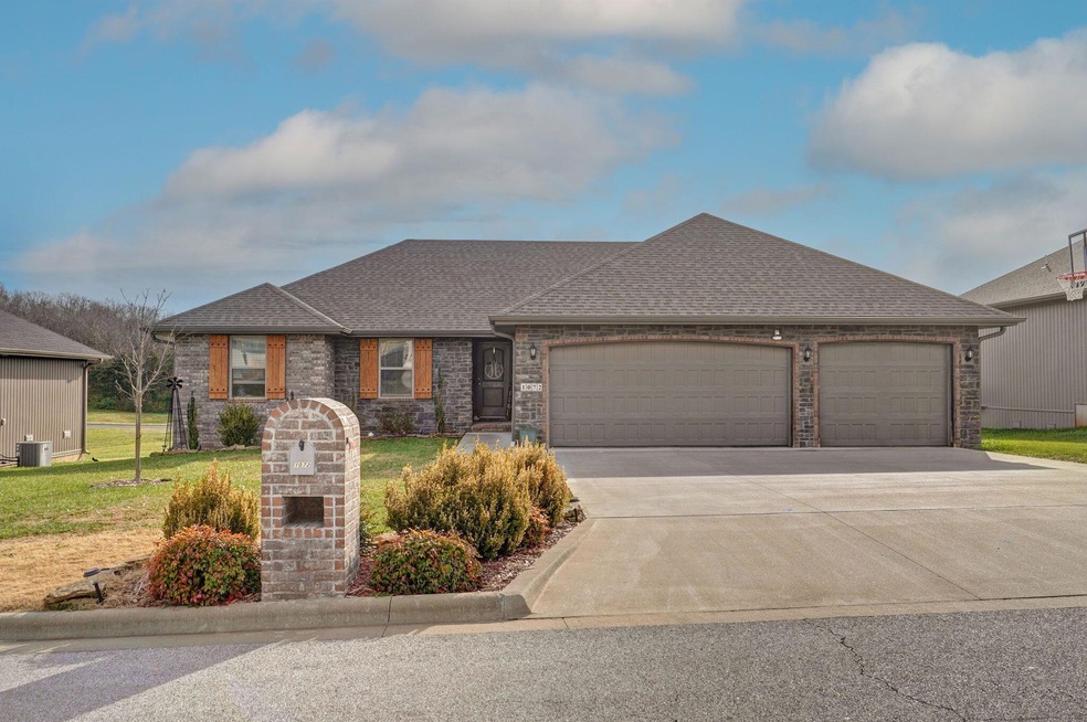 1072 E Lakota St-37