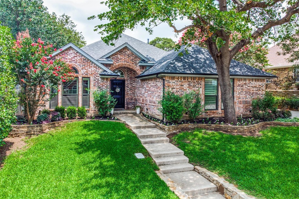 1005 Carousel Dr, Bedford, TX 76021 - photo 1