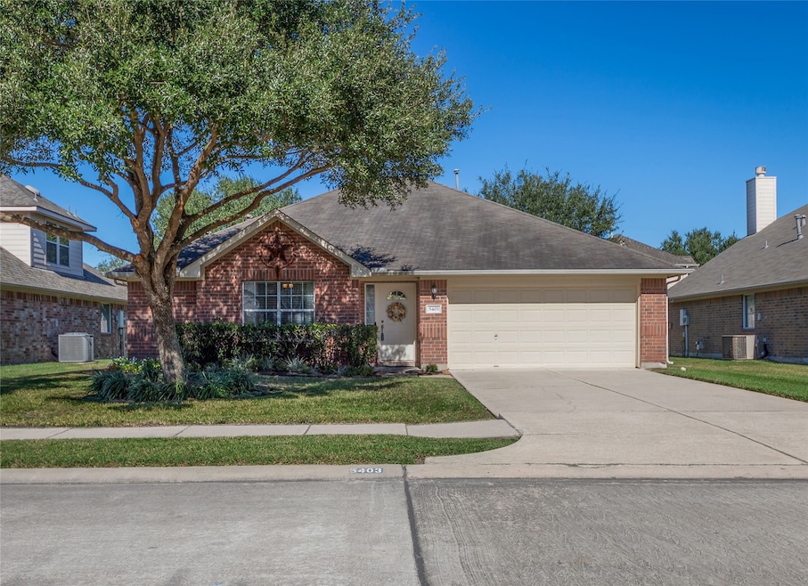 5403 Palo Duro Dr, Pearland, TX 77584 - photo 1