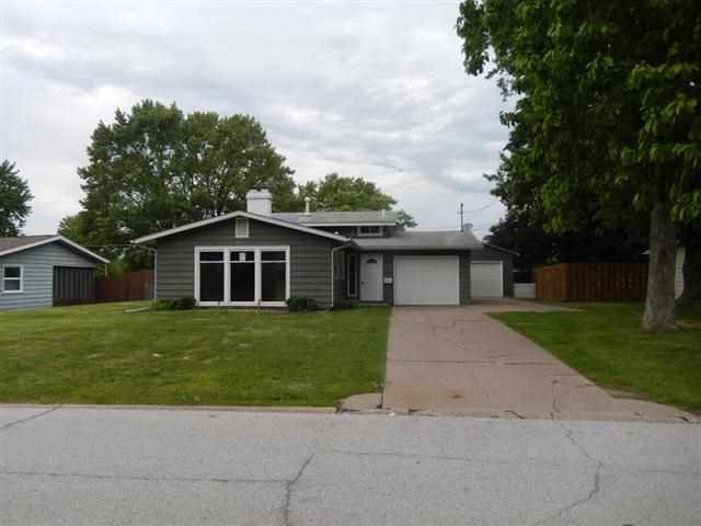 1220 Fairlane Dr, Bettendorf, IA 52722 - photo 1