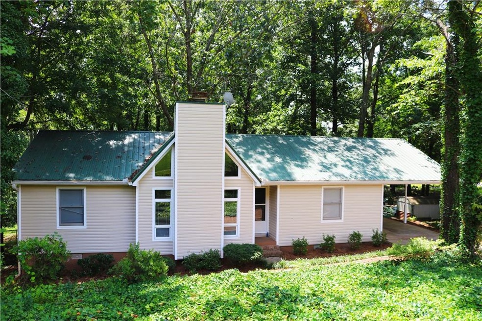 Charming ranch in Flowery Branch school district! 