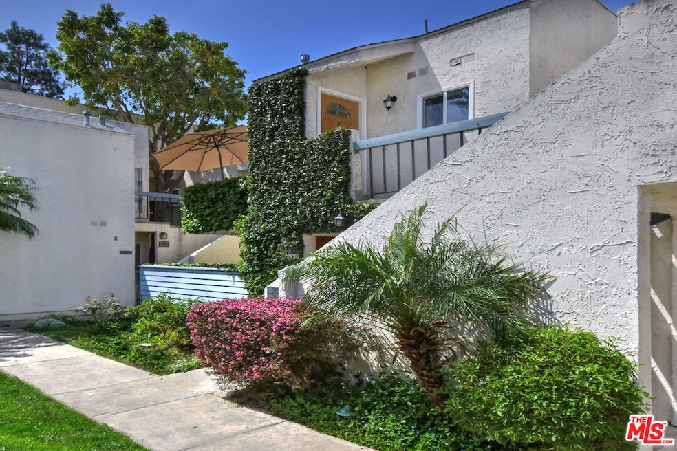 18411 Hatteras St unit 215, Tarzana, CA 91356 - photo 1