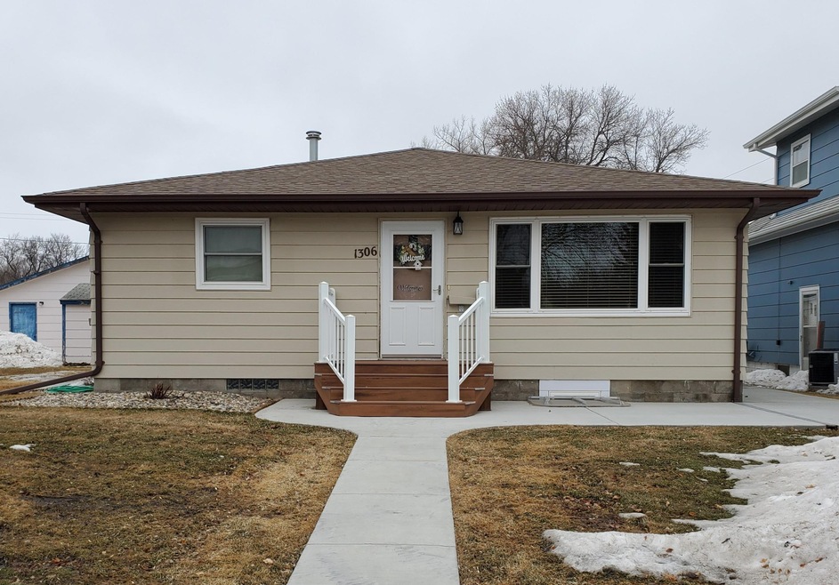 1306 4th Ave NW, Jamestown, ND 58401 - photo 1
