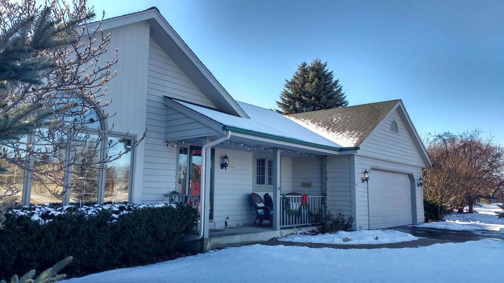 N76W16061 Hunters Ridge Cir, Menomonee Falls, WI 53051 - photo 1