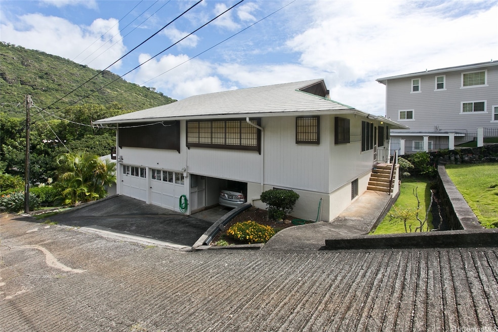 Detached single family home in Palolo with 3 car g