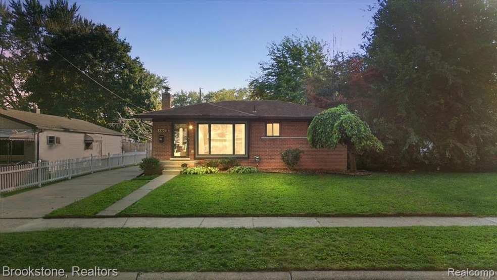 22724 Euclid St, Saint Clair Shores, MI 48082 - photo 1