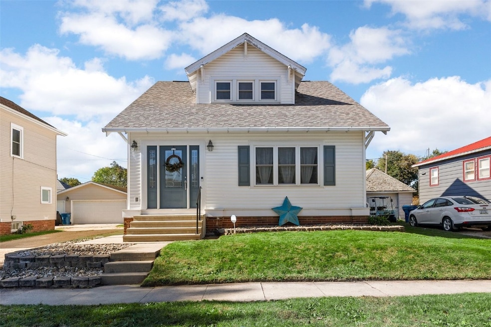 717 N Maple St, Monticello, IA 52310 - photo 1