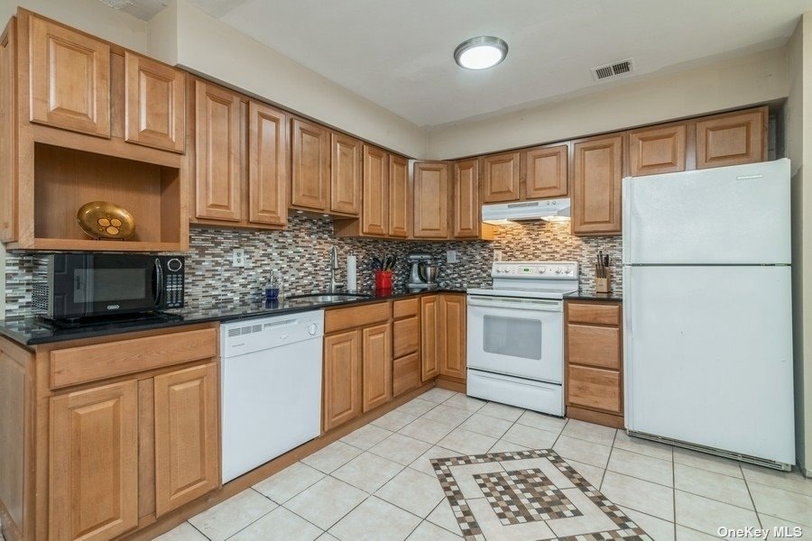 202 Springmeadow Dr unit E, Holbrook, NY 11741 - photo 1