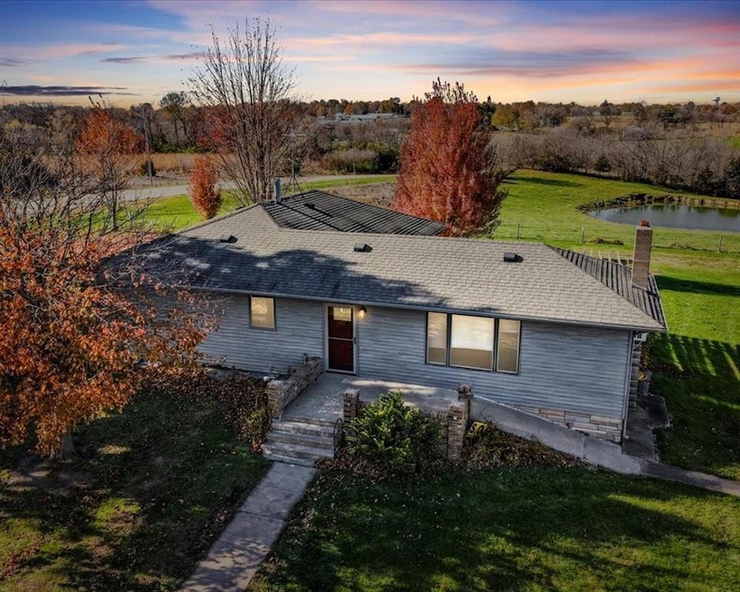 2307 E Pleasant St, Knoxville, IA 50138 - photo 1