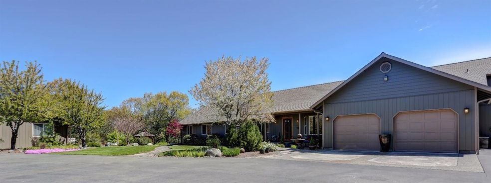 363 Hidden Pine Dr, Grants Pass, OR 97526 - photo 1