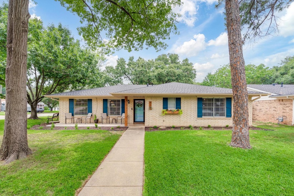 913 Bedford Ct W, Hurst, TX 76053 - photo 1