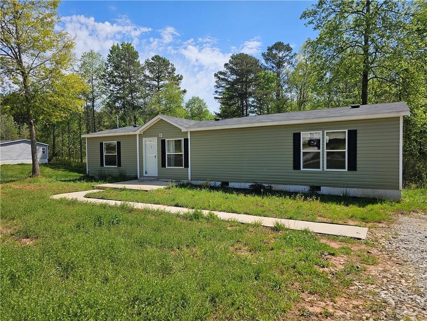 Manufactured / mobile home with a front lawn