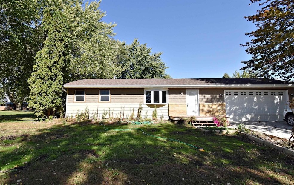 1706 2nd St SW, Independence, IA 50644 - photo 1