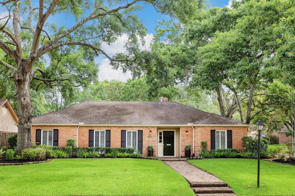 10002 Doliver Dr, Houston, TX 77042 - photo 1