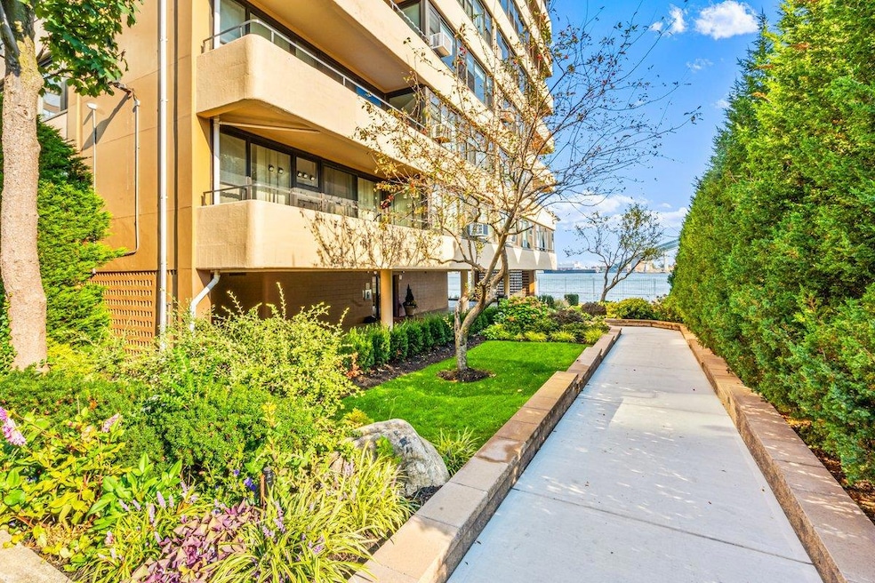 166-41 Powells Cove Blvd unit 4B, Flushing, NY 11357 - photo 1