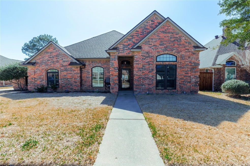 2513 Fox Glenn Cir, Bedford, TX 76021 - photo 1