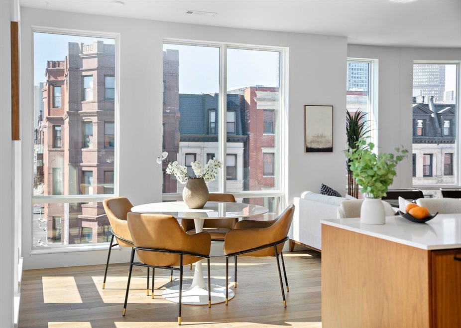 Pending $1,875,000 • Co-Listing Agent
