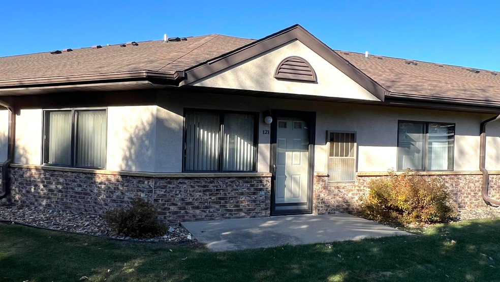 520 S 1st Ave unit 121, New Hampton, IA 50659 - photo 1