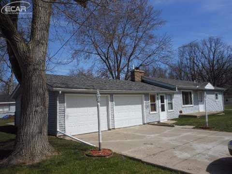 1099 Washington Dr, Flint, MI 48507 - photo 1