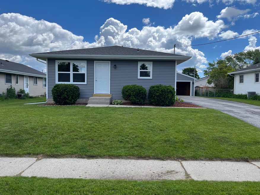 1105 S 36th St, Manitowoc, WI 54220 - photo 1