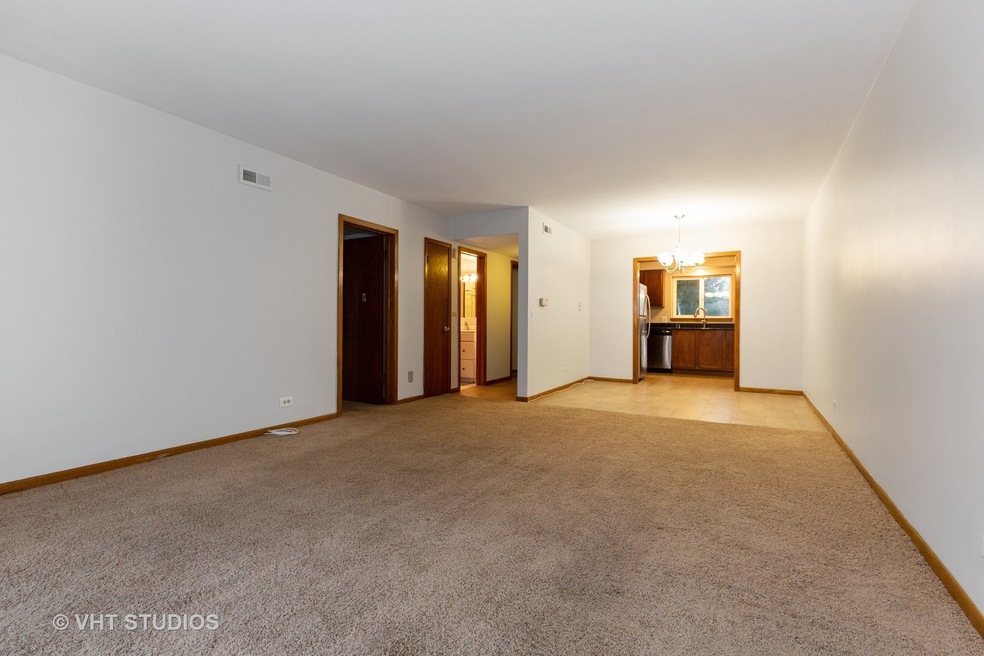 3N550 Crown Rd unit 12, Elmhurst, IL 60126 - photo 1