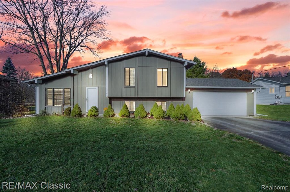 6990 Mather St, Waterford, MI 48327 - photo 1