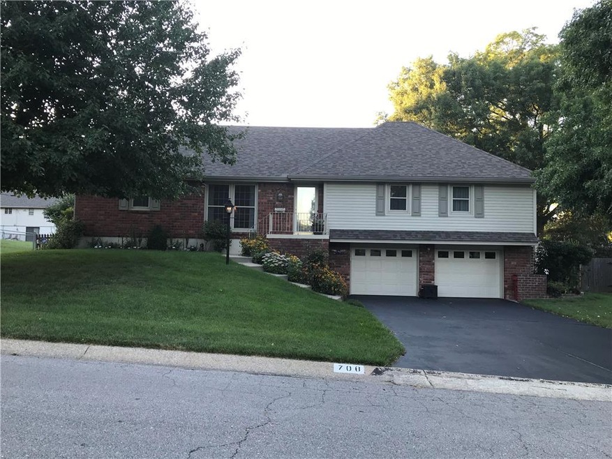 Beautiful brick and vinyl siding. Newer garage doo