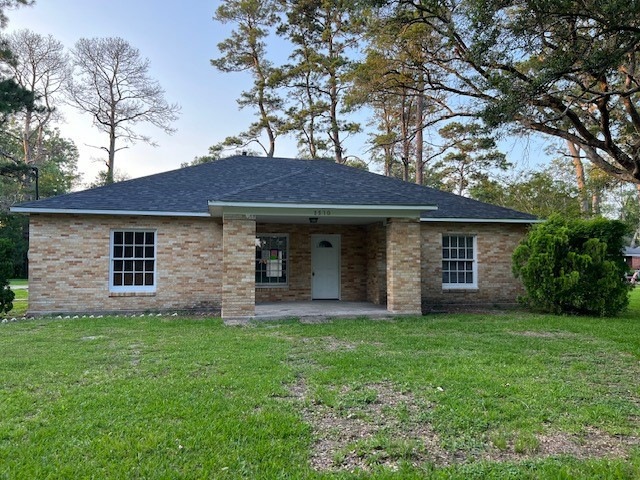 1510 W Dumble St, Alvin, TX 77511 - photo 1