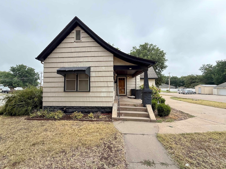 1402 Main St, Woodward, OK 73801 - photo 1