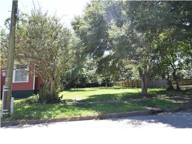 Nice building lot in the Oakleigh Garden District!