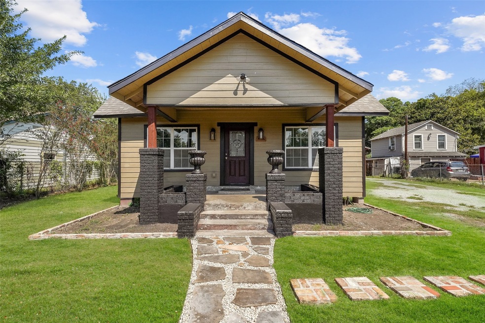 909 Melbourne St, Houston, TX 77022 - photo 1