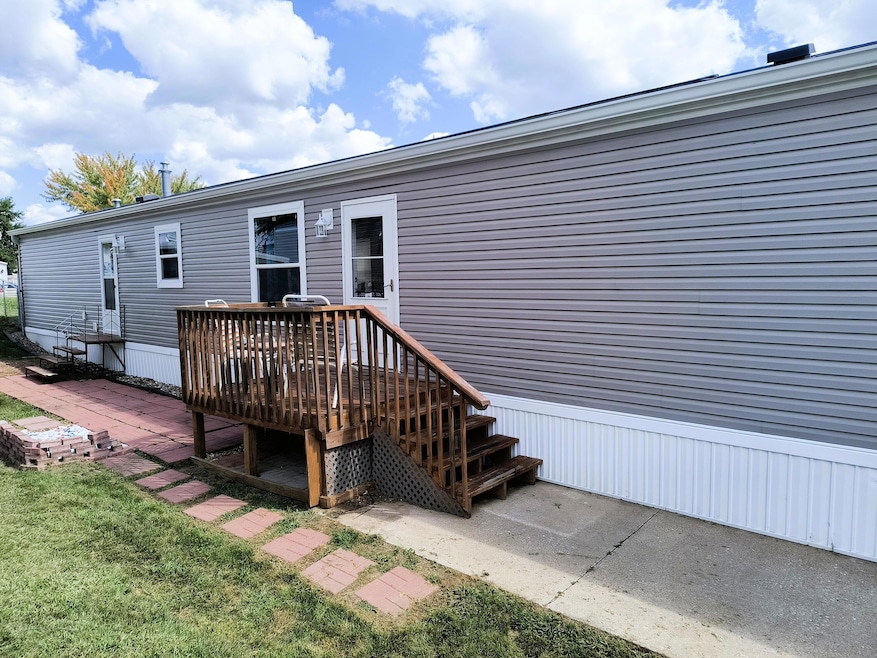 3208 W 47th Place, Davenport, IA 52806 - photo 1