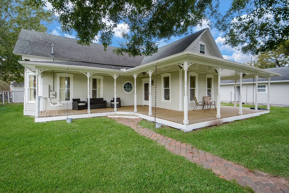 1207 Smith St, Waller, TX 77484 - photo 1