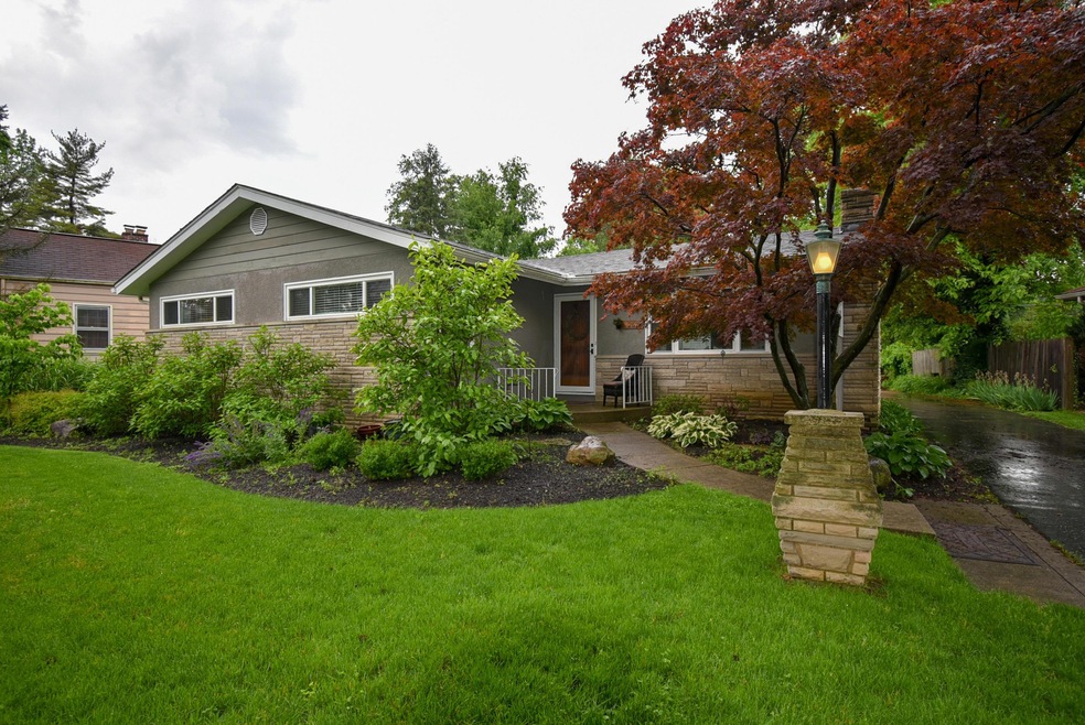 2570 Maplewood Dr-48