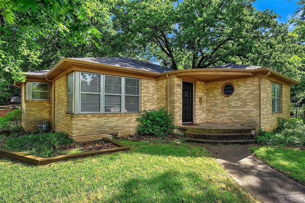 1431 W Chestnut St, Denison, TX 75020 - photo 1