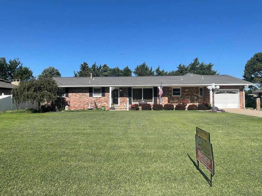 1001 S Adams St, Hugoton, KS 67951 - photo 1