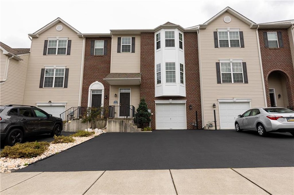 5288 Spring Ridge Dr E, Macungie, PA 18062 - photo 1