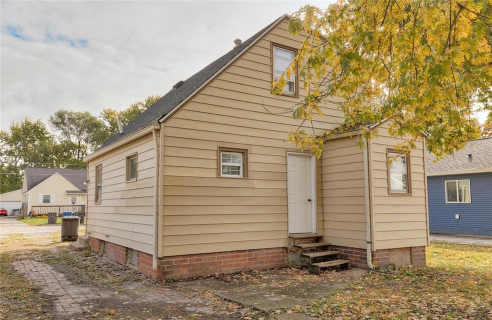 2416 E 38th Ct, Des Moines, IA 50317 - photo 1