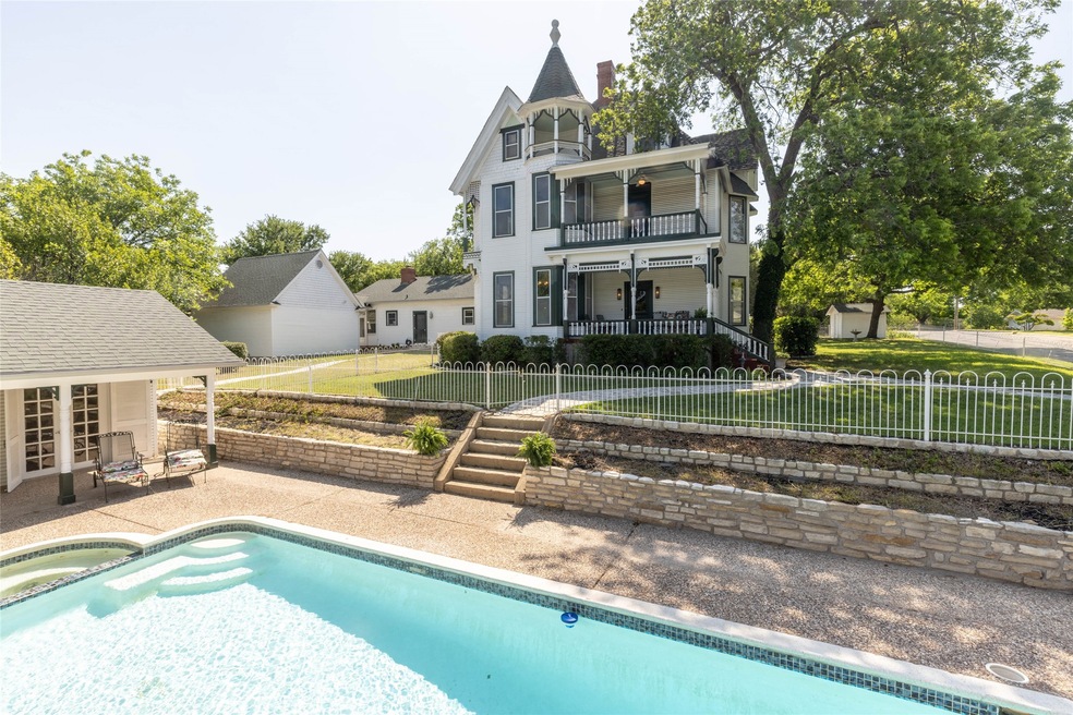 307 W Couts St, Weatherford, TX 76086 - photo 1