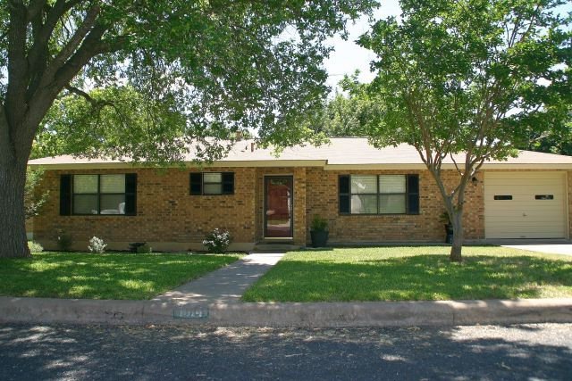 1014 Avenue C, Fredericksburg, TX 78624 - photo 1