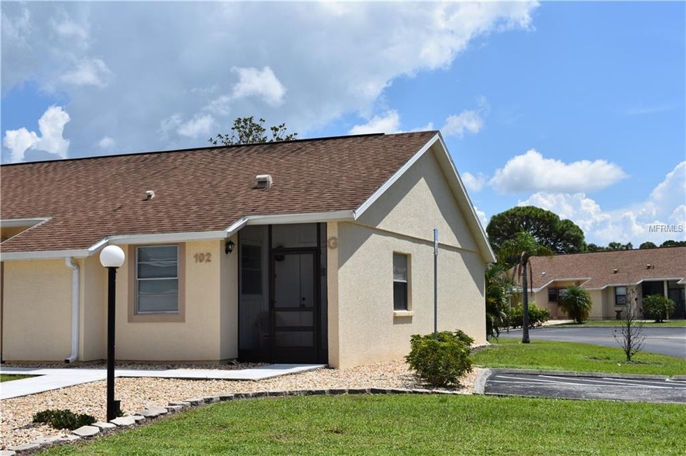 End/corner unit with screened entrance way.