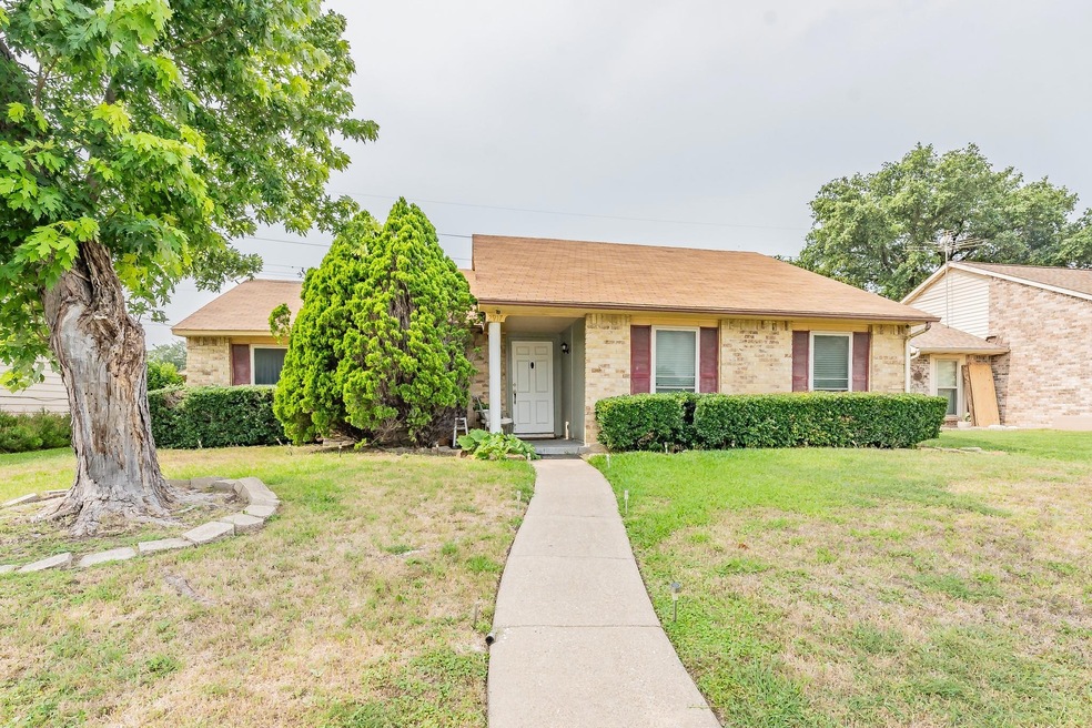 View of front of house with a front yard