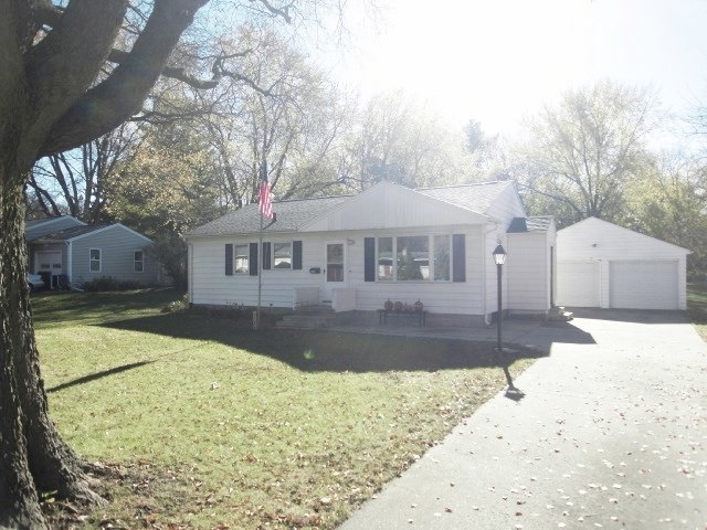 1623 Sunnyside Dr, Cedar Falls, IA 50613 - photo 1