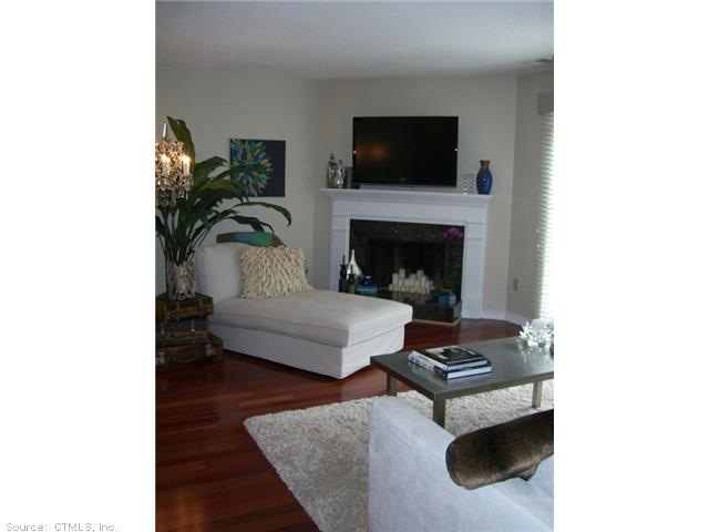 162 Hunters Ln, Newington, CT 06111 - photo 1