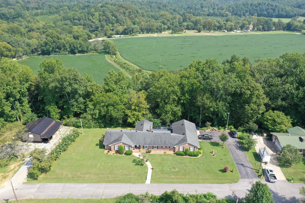 126 Hillcrest Dr, Linden, TN 37096 - photo 1