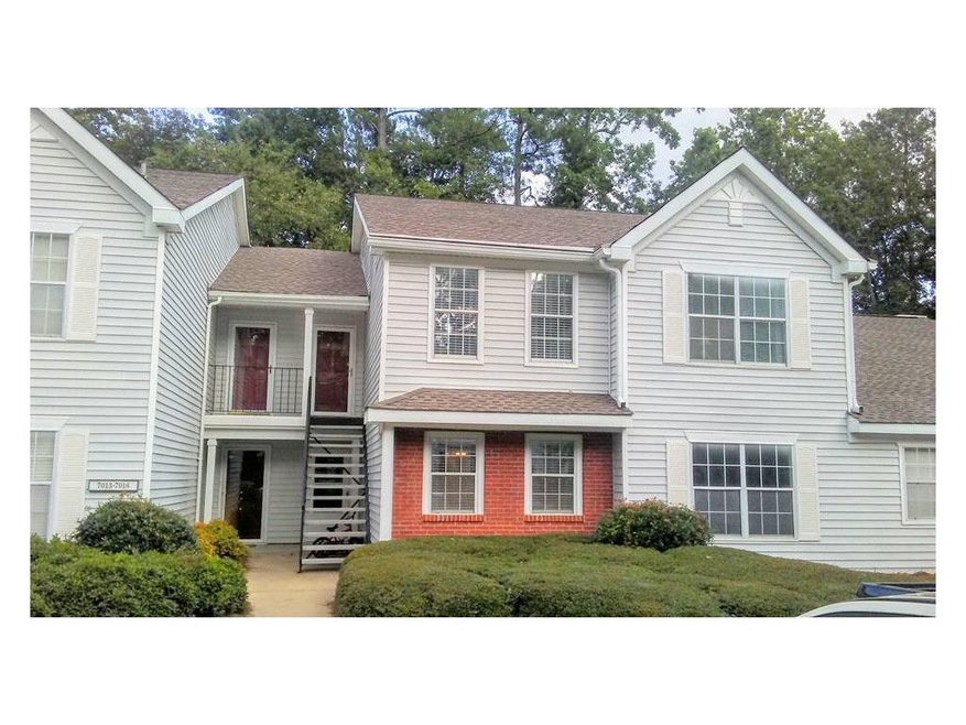 Lower Right Condo. Wonderful one level interior un